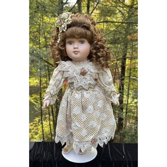 Lovely Samantha Medici 21” Porcelain Doll Brunette Crocheted Style Dress - Picture 1 of 11